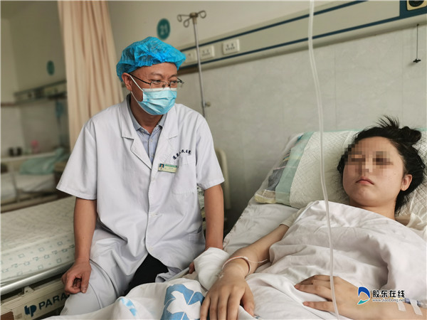 辛以軍到病房看望小林
