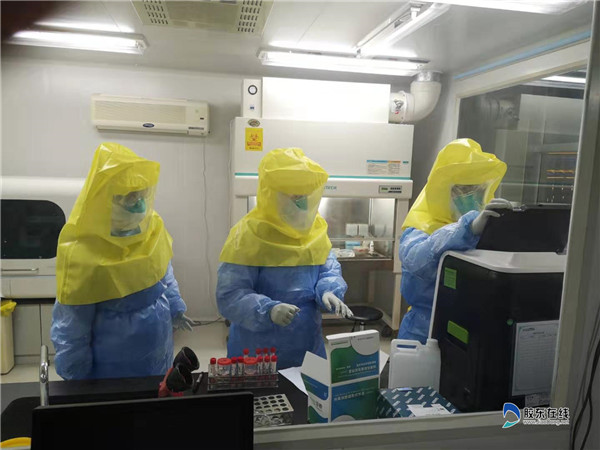 煙臺市疾控中心檢驗人員在實驗室內對疑似病人樣本進行核酸提取