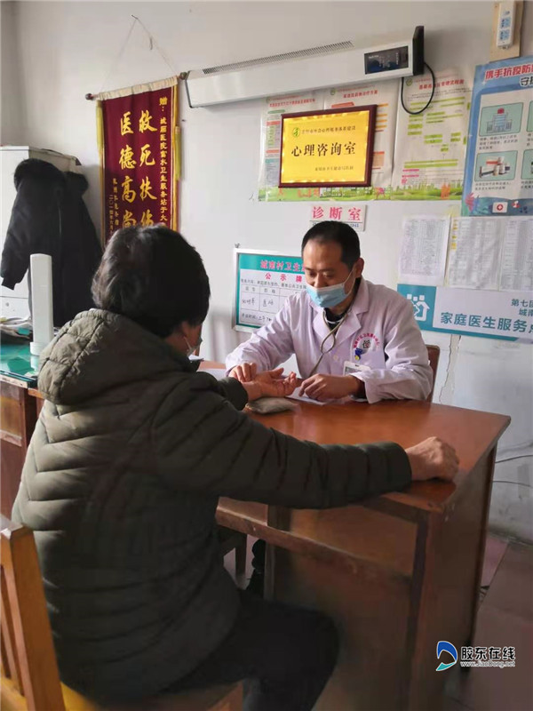于飛為病人把脈