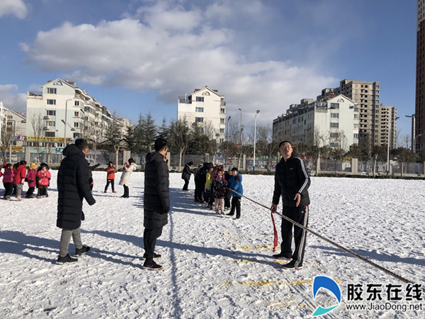 开发区第八小学雪地拔河庆元旦_副本