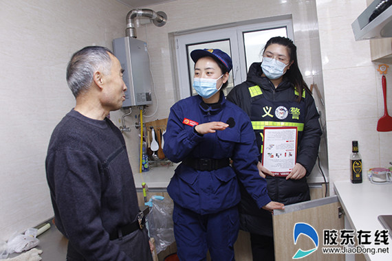 消防员走进居民家中协助查找隐患