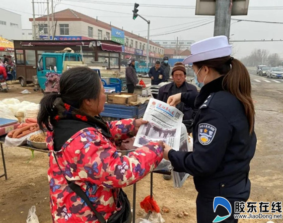 民警向商贩讲解交通安全知识