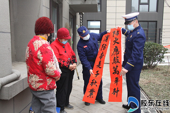 消防员给小区居民送春联_副本