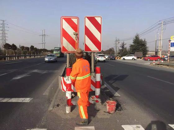 對(duì)警示牌進(jìn)行擦拭