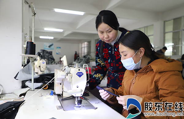 附近村民在服装厂务工
