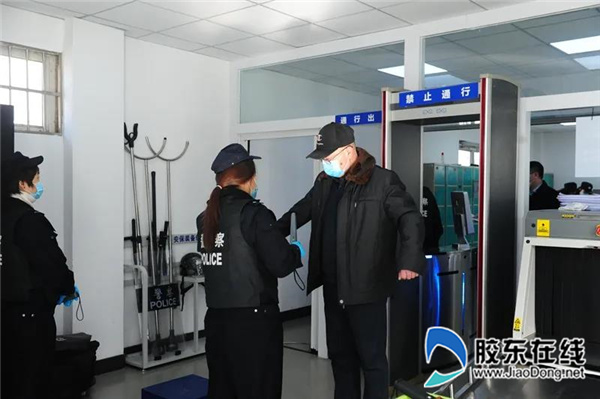 法警认真做好防疫登记和安保检查等工作