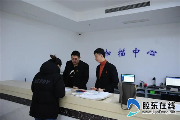 诉讼服务中心干警正在指导当事人进行网上立案、文件扫描等工作