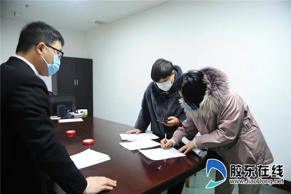 执行干警为当事人发放执行案款