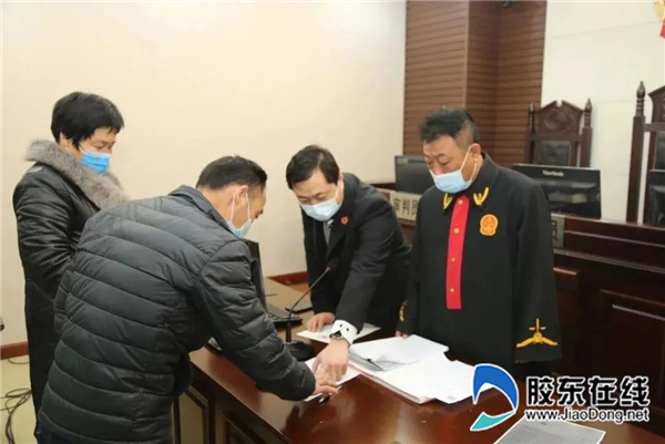 法官们相继开庭审理案件