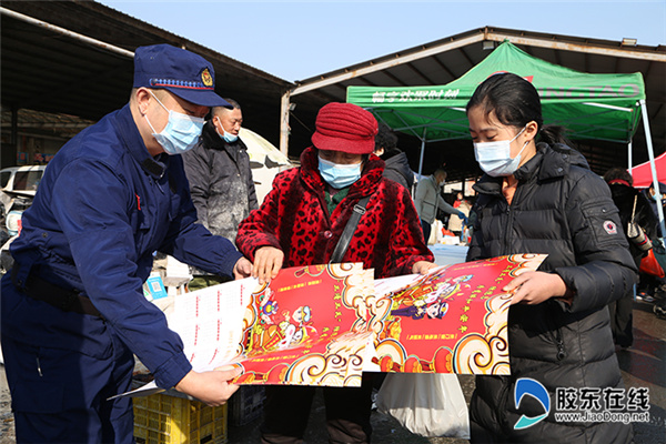 发放消防挂历科普消防知识