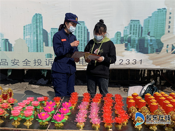 将花灯销售摊位打造出消防宣传站