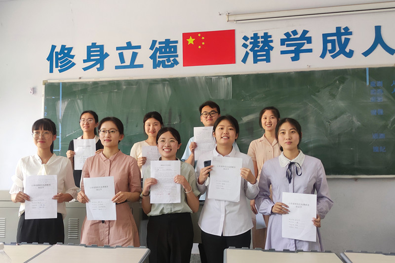 首批省公费师范生同用人单位签订就业协议_副本