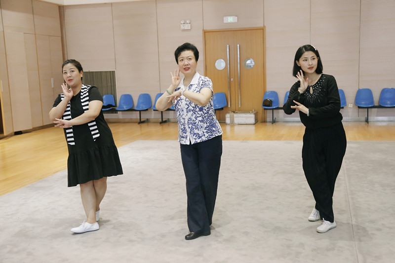 3.享受国务院特贴专家王蓉蓉(中)与烟台市京剧院合作培养青年演员,入选全国“中华优秀传统艺术传承发展计划”_副本