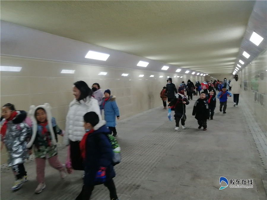 地下通道交警四大队:人车分流,是交通参与者的重要安全保障当日下午5