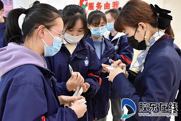 同学们围着银行小姐姐学习点钞
