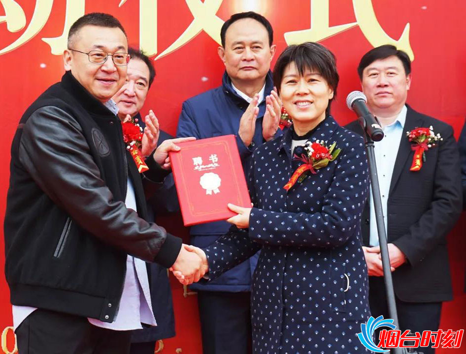 烟台市人民政府副市长隋子林(右)为范斌(左)颁发“烟台市青少年篮球运动技术总顾问”证书