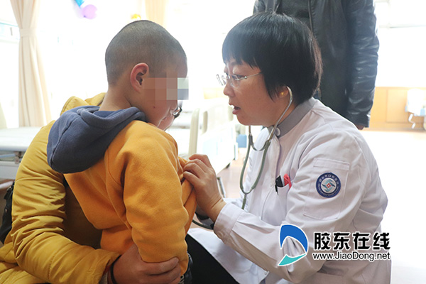 手術(shù)麻醉科主任王懷洲為小患者進(jìn)行身體檢查