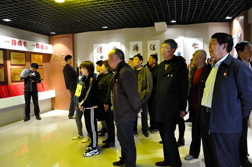 金仓辖区新时代文明实践站志愿者参不雅观崔家红色展馆