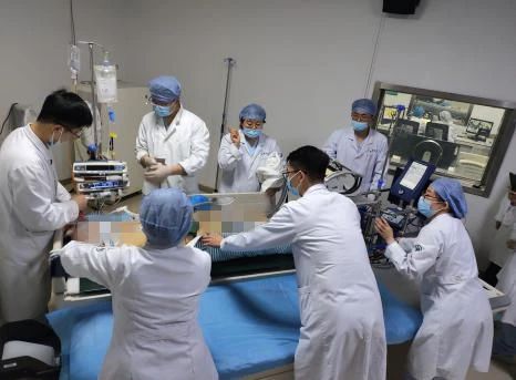 医护人员帮助患者外出做ct检查