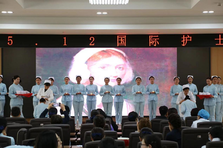 護(hù)理部王霞主任和劉紅軍副主任為護(hù)士授帽