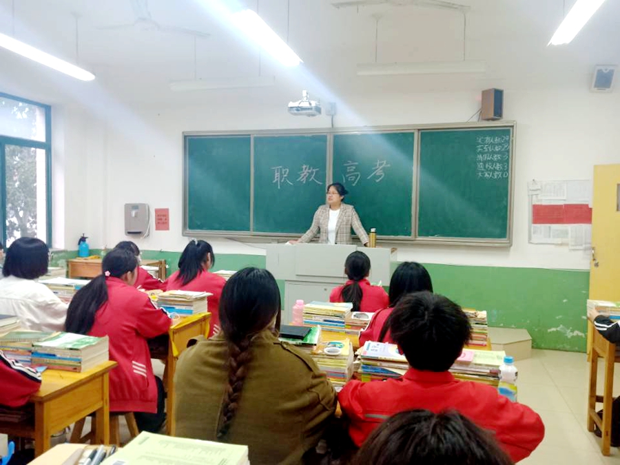班主任老师向学生们讲解职教高考的大好形势_副本
