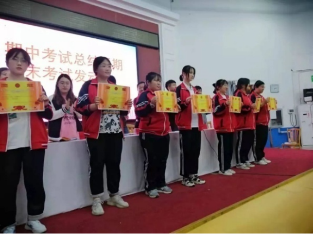 5��28�������л�����ְҵ�е�רҵѧУ��1285