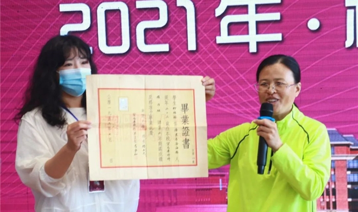 已故南开老校友柳维楷老先生委托女儿柳宏捐赠毕业证书