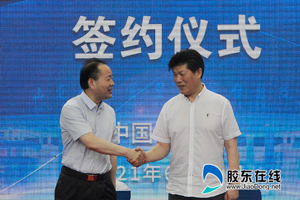 烟台毓璜顶医院党委书记、院长杨军和山东省文登整骨烟台医院党委书记姜猛签署合作协议