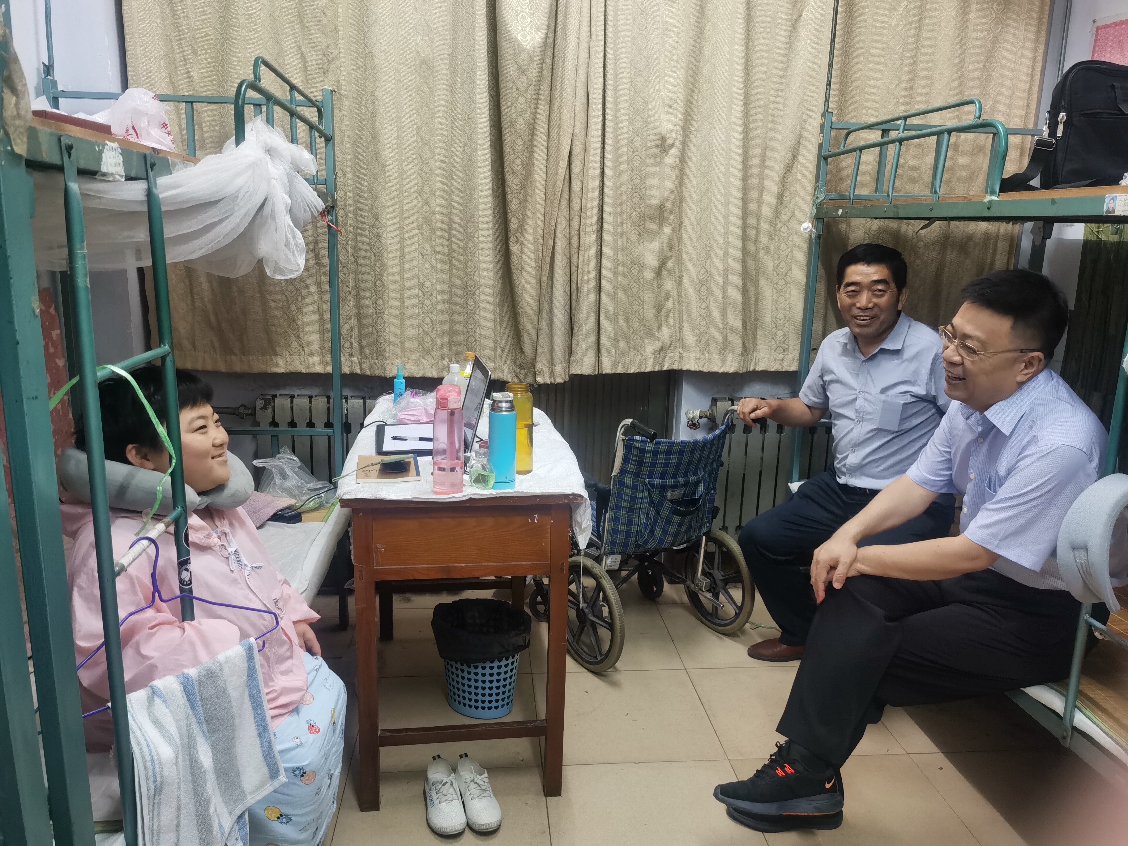 2滨州医学院副院长孙祥军与长盈父女开心交流
