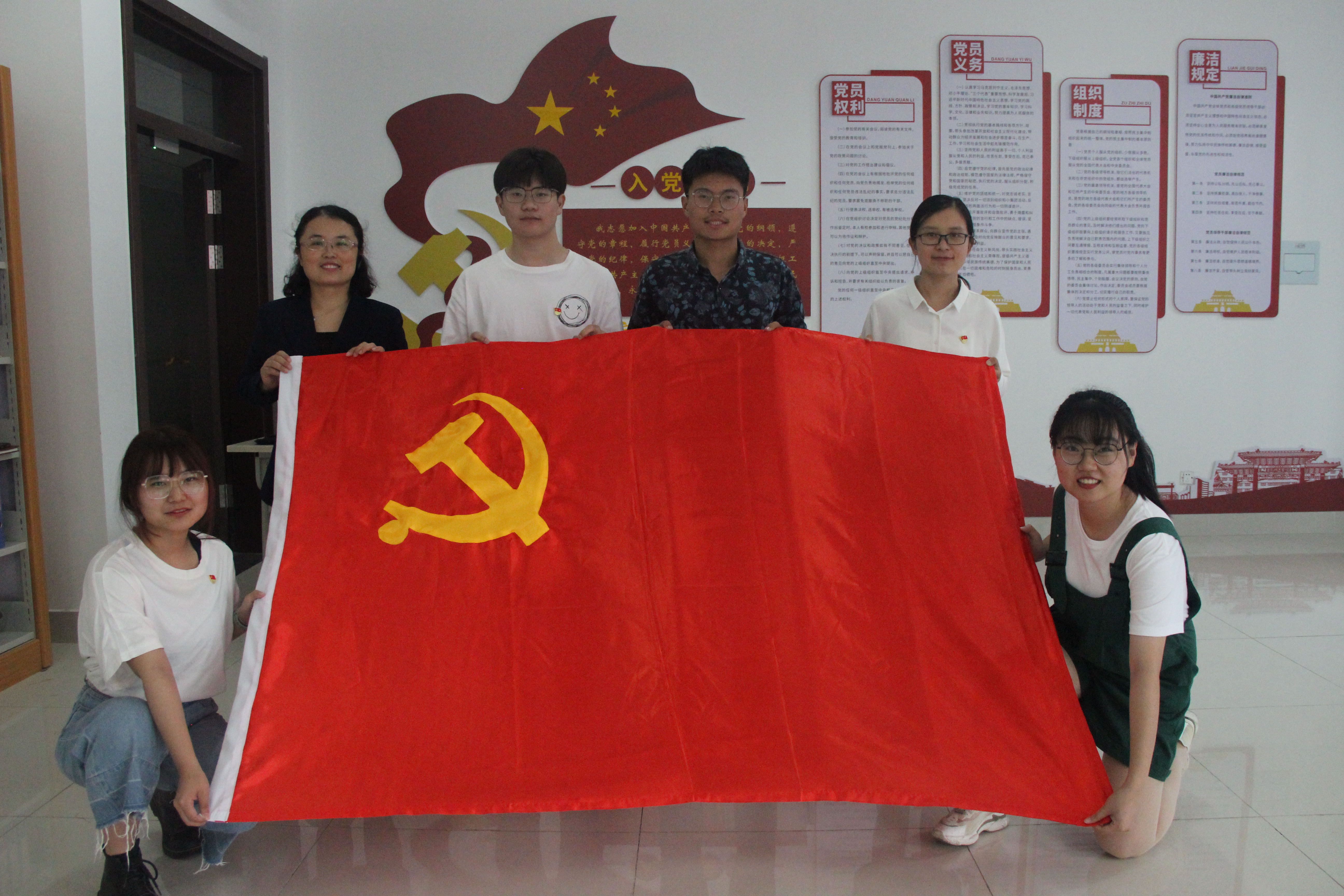 2绣制完成的党旗