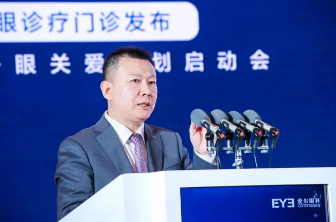 中国医师协会眼表与干眼学组委员、中南大学爱尔眼科学院博士生导师李绍伟教授现场讲解干眼相关知识
