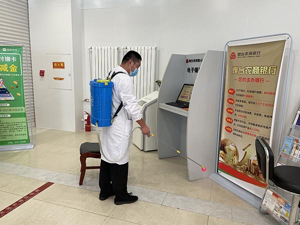 工作人員對營業(yè)區(qū)域進(jìn)行消毒 (2)