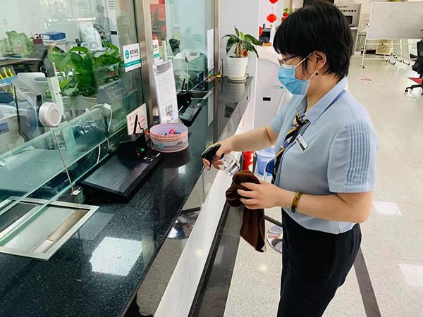 工作人員對營業(yè)區(qū)域進(jìn)行消毒