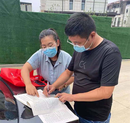 在車蓋上簽訂貸款合同