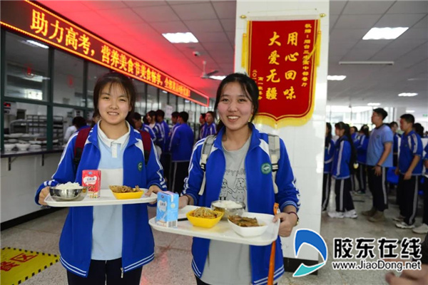 烟台三中餐厅举行美食节助力高考