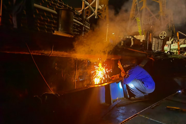 9.深夜施工人员正在焊接海底电缆引线