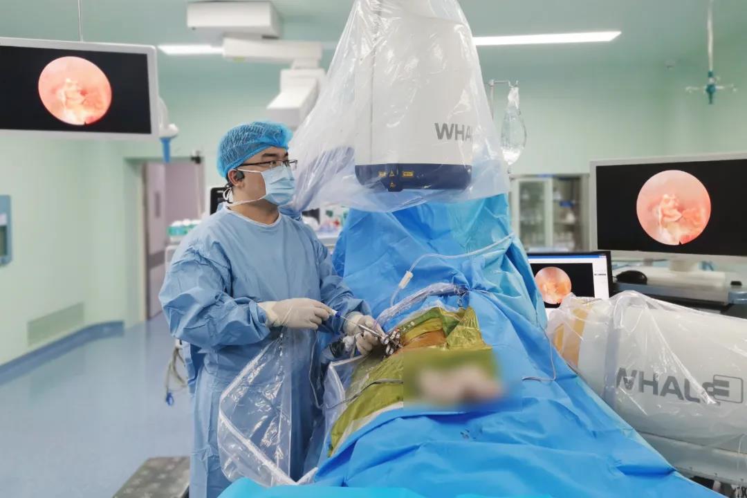 新一代完全可视化单通道脊柱内镜在东院脊柱外二科投入使用。