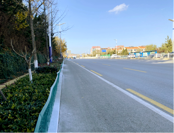 烟台市区道路两侧立沿石正在进行全面整修