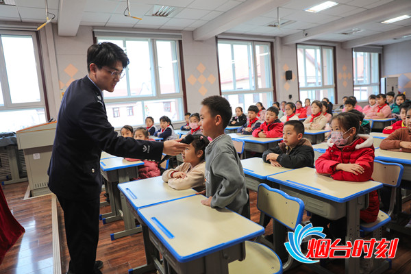 宪法宣传进学校——烟台边检站到烟台养正小学开展宪法宣传.jpg_副本