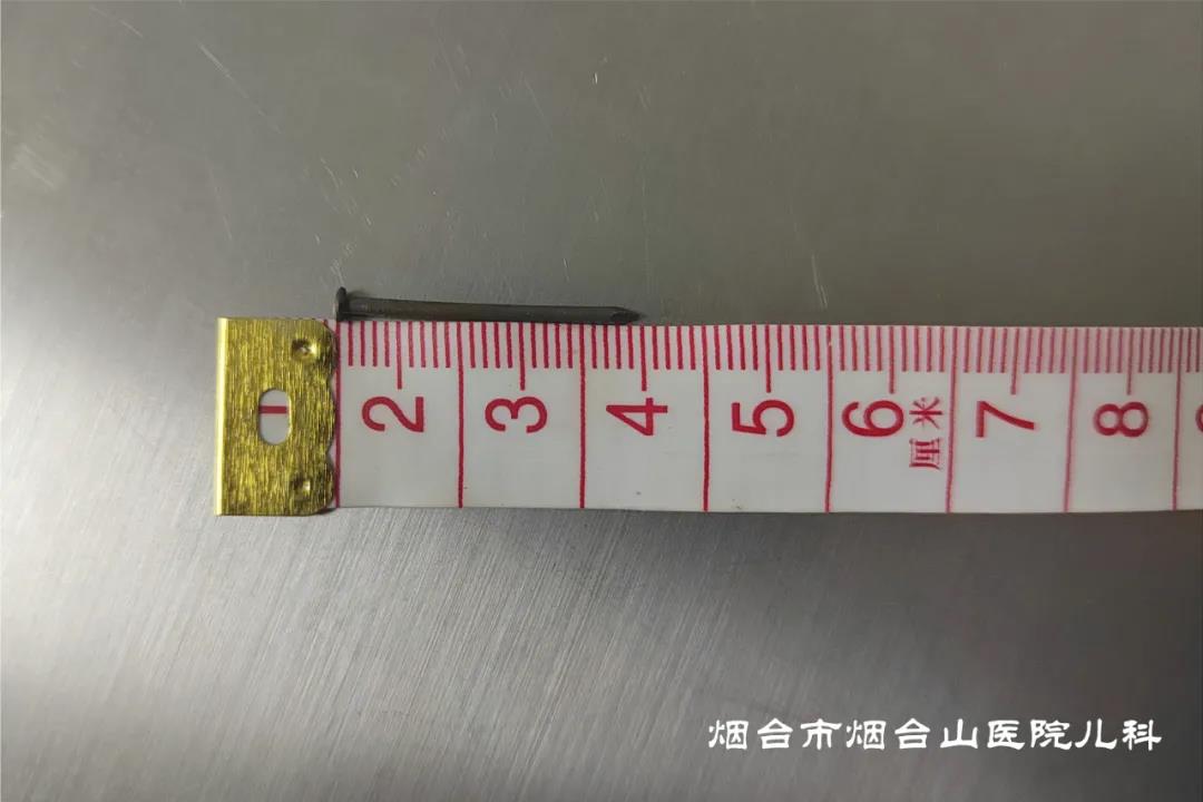 患儿误吞的这枚钢钉长约2.5厘米
