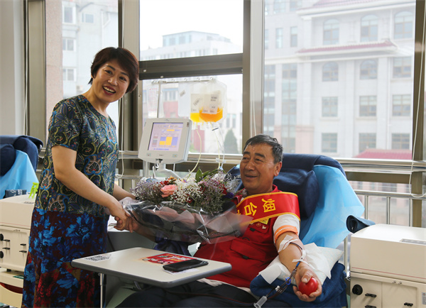 李洪萍为无偿献血者献花