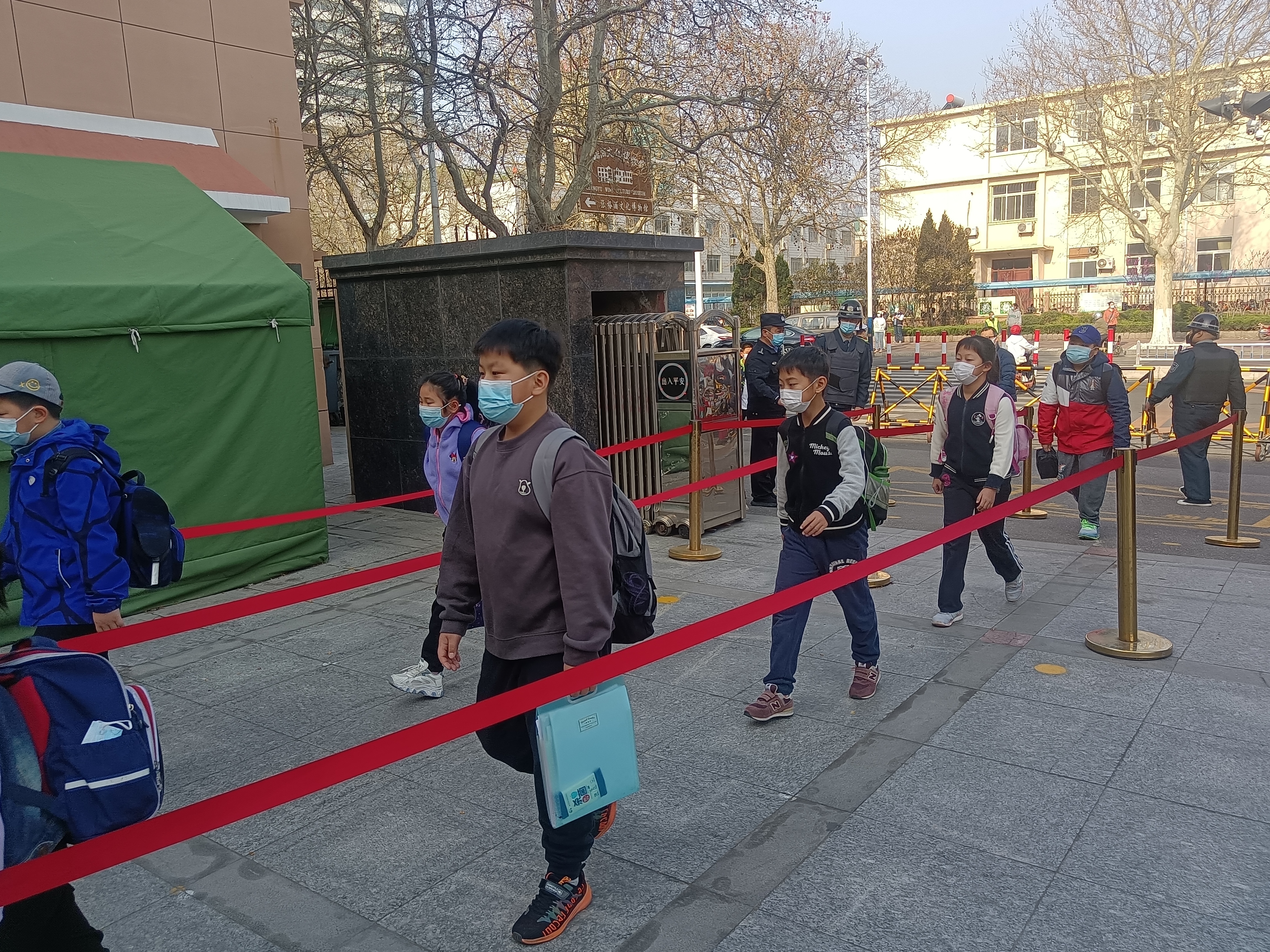 学生有序进入校园