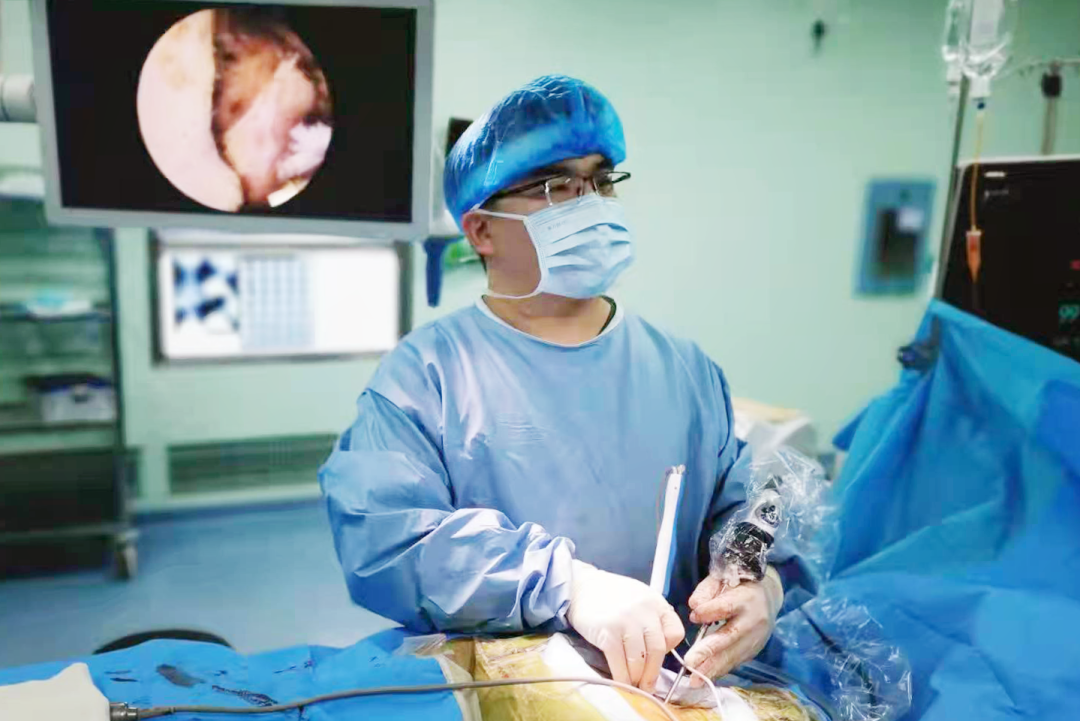 烟台山医院东院脊柱外二科副主任王磊升正在可视化双通道脊柱内镜下手术