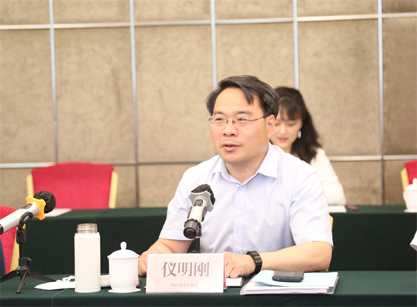 烟台市中心血站站长仪明刚作交流发言