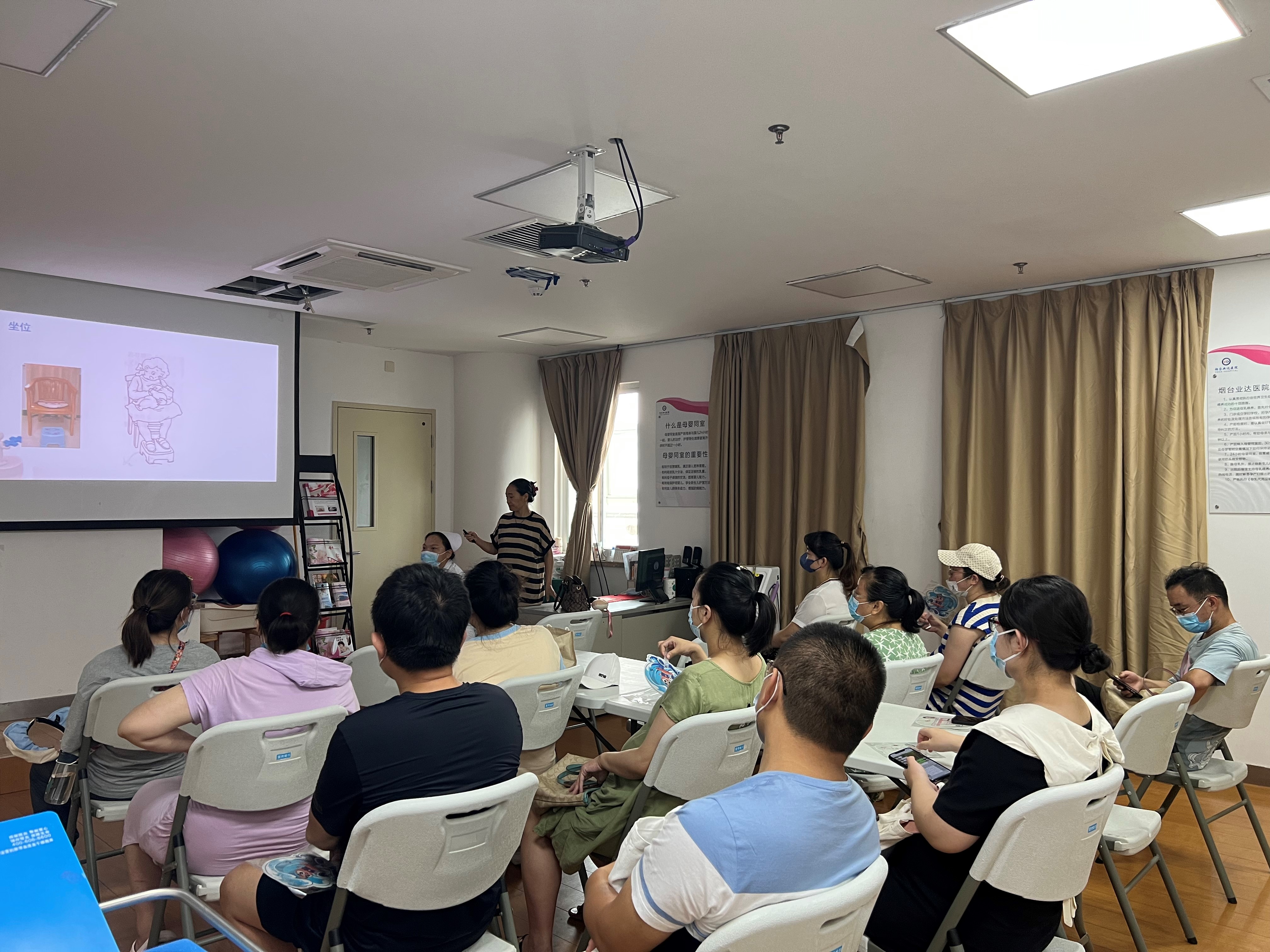 产科常鸿主任讲解母乳喂养知识及技巧