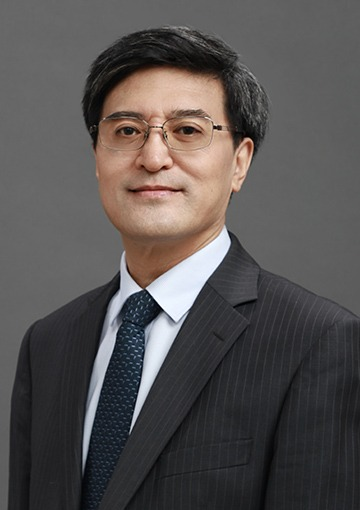 姜培学,男,牟平一中1979级毕业生,汉族,1964年生,中共党员。中国科学院院士,博士生导师,清华大学能源与动力工程系教授。现任清华大学党委常委、副校长,机械工程学院院长、能源与动力工程系主任、清华大学山西清洁能源研究院院长。