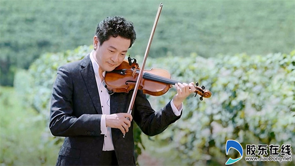 著名小提琴演奏家吕思清