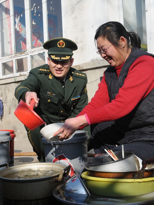 图为时任社区民警的张传钦到群众家中走访