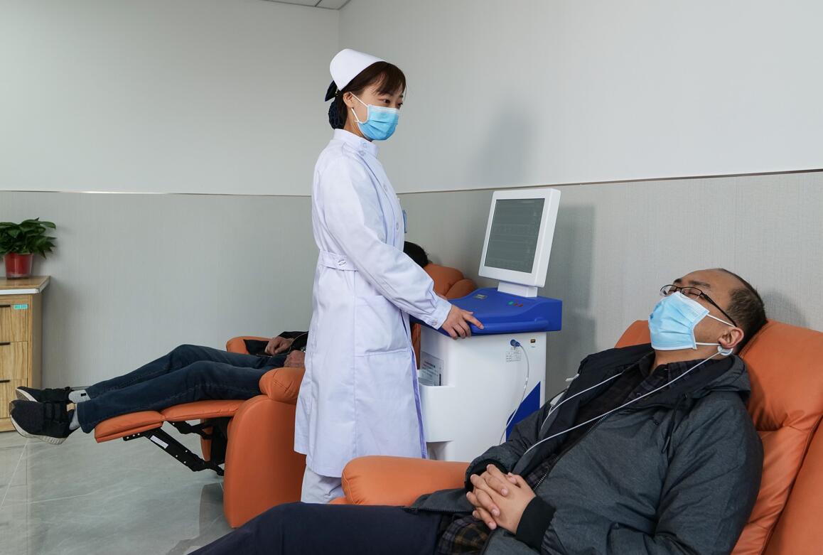 睡眠医学科技师为患者开展睡眠治疗