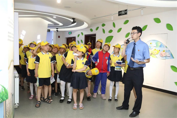 在青少年成长教育基地为青少年讲授法律知识